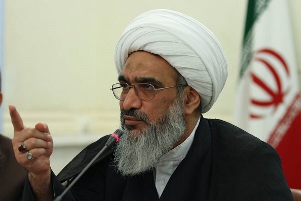 دشمن در جهت تشدید بدبینی، یأس و عدم حمایت از دین و انقلاب حرکت میکند