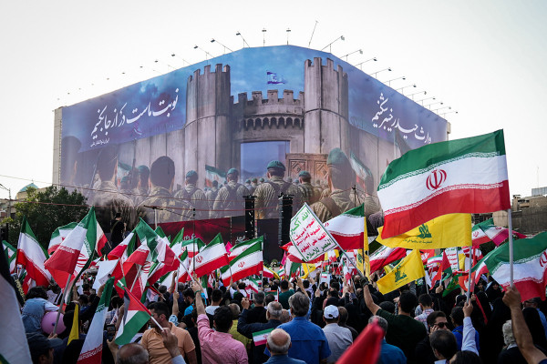 پیامهای تصویری ایران به صهيونيستها؛ از تهدید عبری تا خنجر یمنی