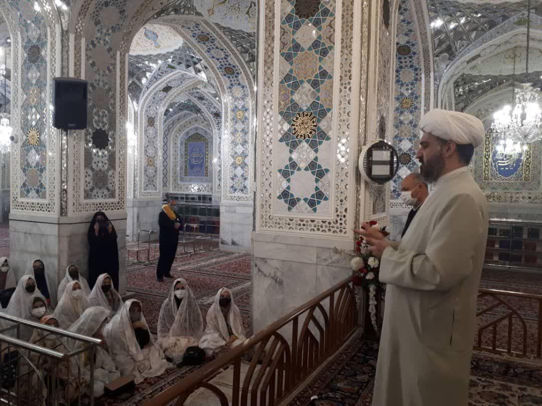 طلبه جوانی که زبان ناشنوایان است طلبه جوانی که زبان ناشنوایان است