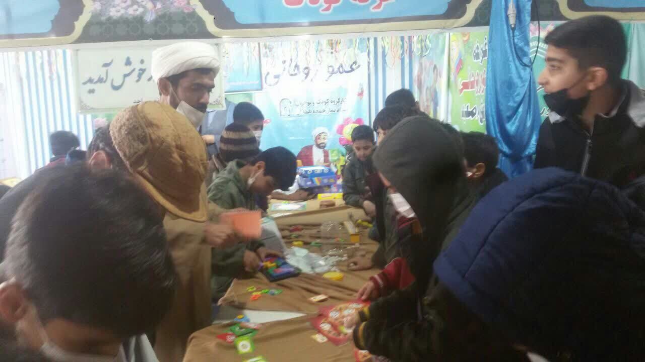 تلاش عمو روحانی محله برای شادی بچه ها تلاش عمو روحانی محله برای شادی بچه ها
