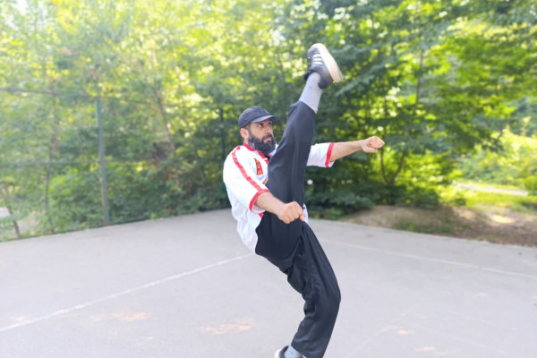 از قهرمانی در مسابقات کنگ‌فو تا برگزاری نماز جماعت محل