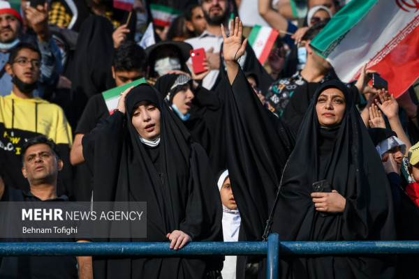 تہران کے آزادی اسٹیڈیم میں "سلام فرمانده" ترانہ اجتماعی طور پر پیش کیا گیا