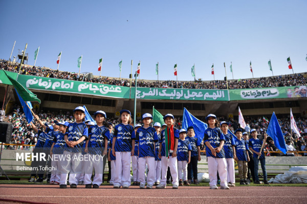 تہران کے آزادی اسٹیڈیم میں "سلام فرمانده" ترانہ اجتماعی طور پر پیش کیا گیا