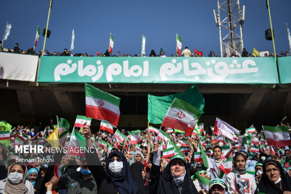 تہران کے آزادی اسٹیڈیم میں "سلام فرمانده" ترانہ اجتماعی طور پر پیش کیا گیا