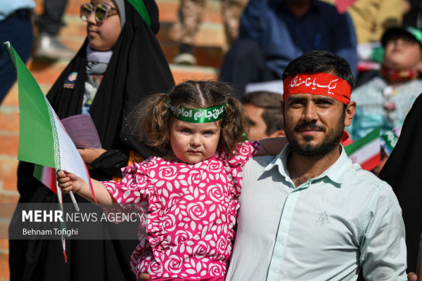 تہران کے آزادی اسٹیڈیم میں "سلام فرمانده" ترانہ اجتماعی طور پر پیش کیا گیا